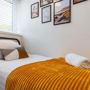 Honeywood House 2 Bed Free Parking Holiday home